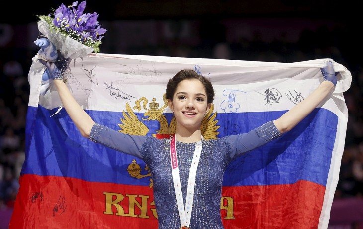 Фигуристка Евгения Медведева держит флаг России
