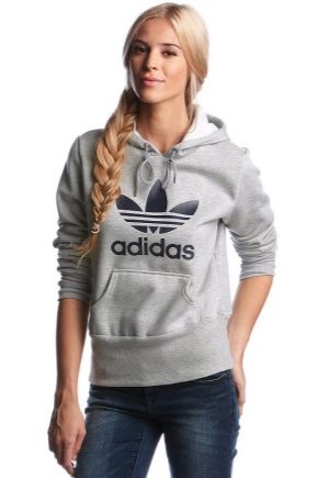 Девушка в толстовке adidas